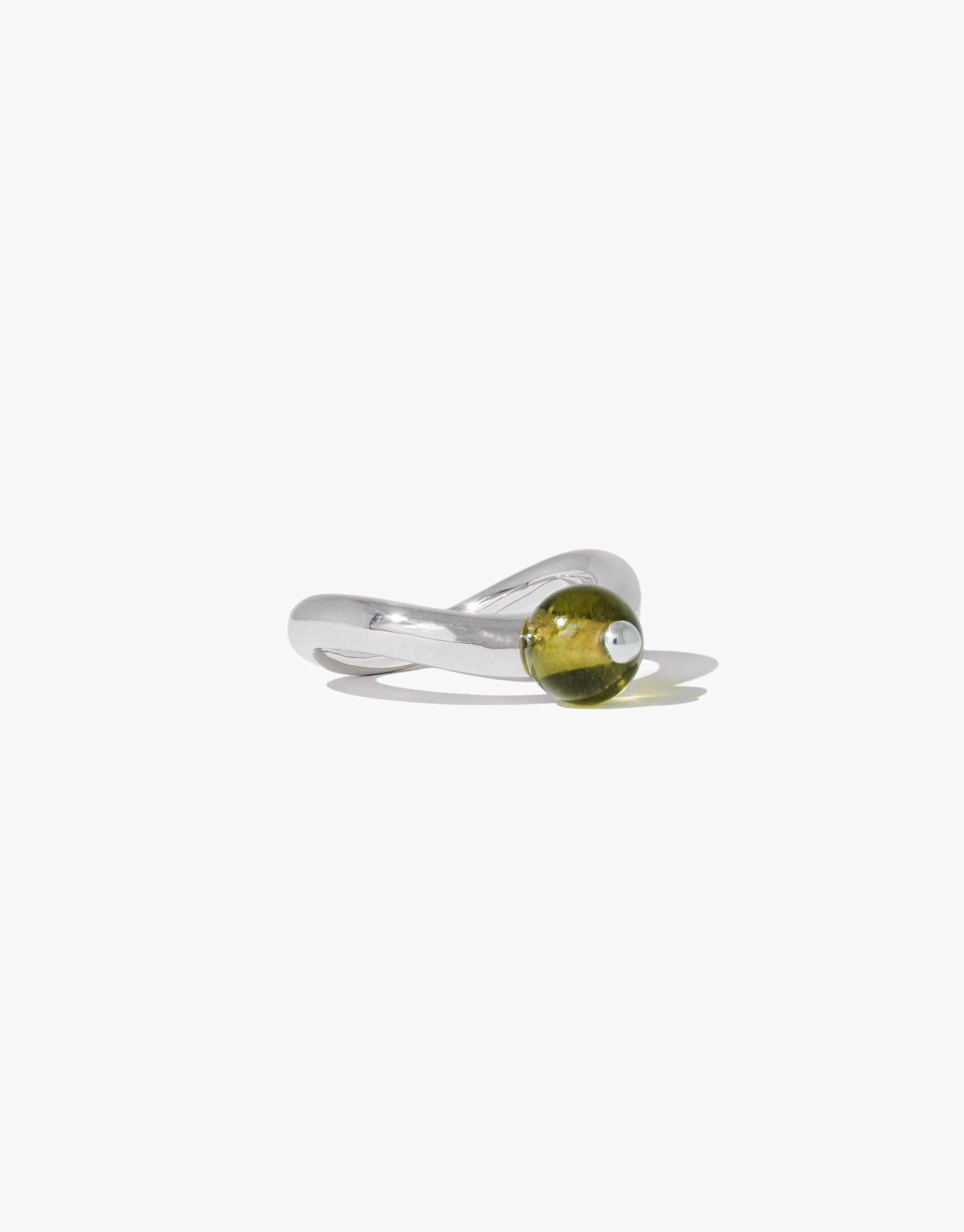 Elegant silver ring with curved design and olive-green spherical accent, inspired by nature's organic shapes. Pea Curve Ring | Small showcases delicate craftsmanship and minimalist aesthetics. CLED