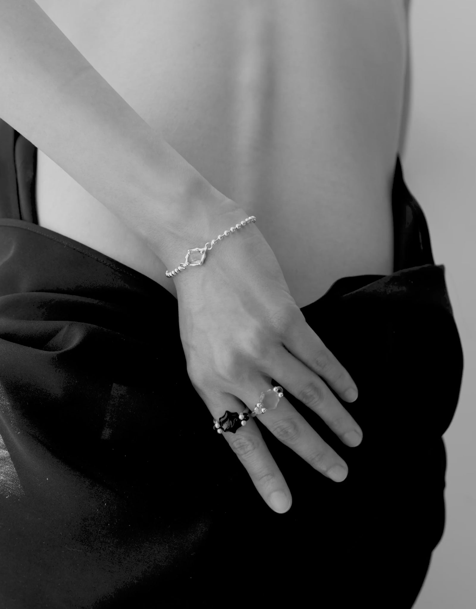 LAS Scallop Swivel Ring in motion, worn on the model. Upcycled glass Eco Gems in sterling silver, handmade in Los Angeles. LAS Scallop Swivel Ring by CLED.