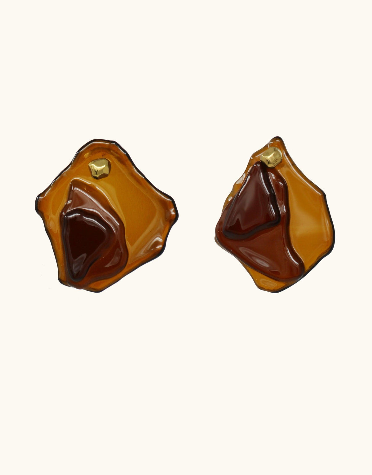 Handcrafted Plateau Earrings featuring layered eco-friendly glass in amber and brown tones, inspired by canyon terrain. Abstract molten forms create unique, minimalist studs. Sustainable jewelry showcasing repurposed materials. Terrain Collection by CLED.
