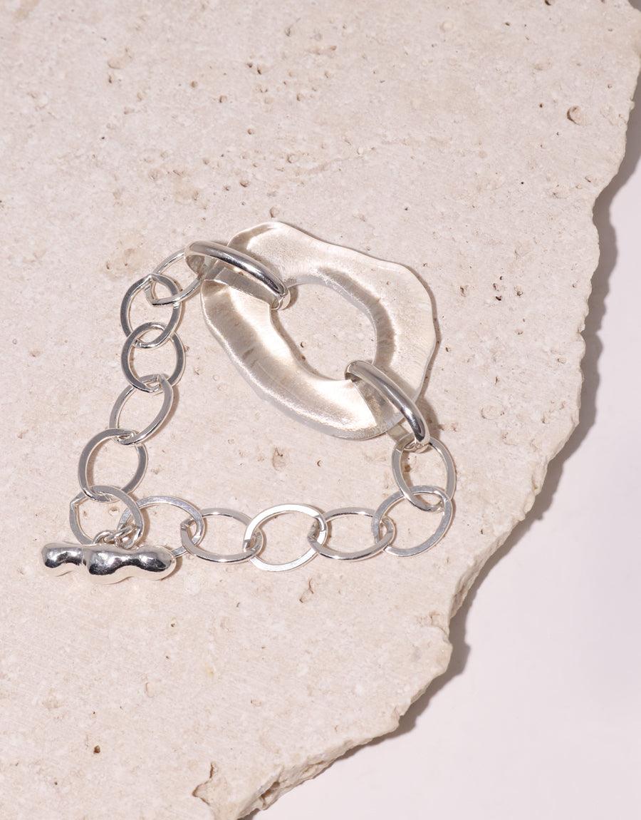 Sterling silver oval chain bracelet with organic free-shaped eco gem centerpiece made from repurposed glass, showcasing sustainable luxury. High Tide Oval Chain Bracelet by CLED, handcrafted in Los Angeles.